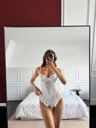 Aloruh The Lady's Elegant Strapless Lace With Interwoven Lace Trim, Satin, Silk, Lustrous, Party Christmas, Sexy Gathering, Romantic Ruffles, Fitted Style White Floral Lace-Edged Comfortable And Sexy Dress, Suitable For Female Brides To Wear As Lingerie.