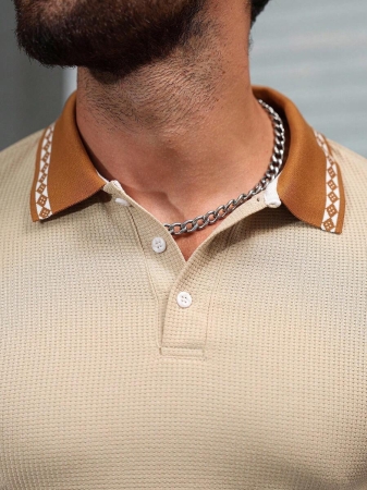 Manfinity CasualCool Men's Casual Vacation Style, Featuring An INS-Inspired Geometric Diamond-Textured Jacquard Knit Short-Sleeve Khaki Polo Shirt With A V-Neck Design. Perfect For Music Festivals, Hawaii Beach Getaways, And Everyday Outfits, Making It A Stylish Gift For Your Boyfriend Or Husband. It Embodies A French-Inspired Elegance And Romance. Men's Knitted Textured Jacquard Polo Shirt, Minimalist & Fashionable, Suitable For Summer , Polo Shirt For Men , Polos For Men - Image 63