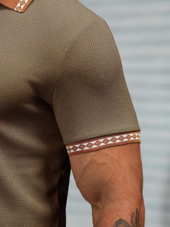 Manfinity CasualCool Men's Casual Vacation Style, Featuring An INS-Inspired Geometric Diamond-Textured Jacquard Knit Short-Sleeve Khaki Polo Shirt With A V-Neck Design. Perfect For Music Festivals, Hawaii Beach Getaways, And Everyday Outfits, Making It A Stylish Gift For Your Boyfriend Or Husband. It Embodies A French-Inspired Elegance And Romance. Men's Knitted Textured Jacquard Polo Shirt, Minimalist & Fashionable, Suitable For Summer , Polo Shirt For Men , Polos For Men - Image 85