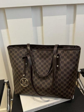 A New Fall And Winter Fashion Letter Print, Large Capacity Tote Bag. Zipper Opening, Lightweight Minimalist, Hardware Pendant Shoulder Bag. Suitable For Women's Daily Life Casual, Commuting, Work And Student Use, Tote Bags For School,College Essentials, New Fashionable Big Bags For Women