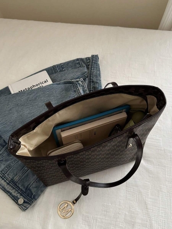 A New Fall And Winter Fashion Letter Print, Large Capacity Tote Bag. Zipper Opening, Lightweight Minimalist, Hardware Pendant Shoulder Bag. Suitable For Women's Daily Life Casual, Commuting, Work And Student Use, Tote Bags For School,College Essentials, New Fashionable Big Bags For Women - Image 6