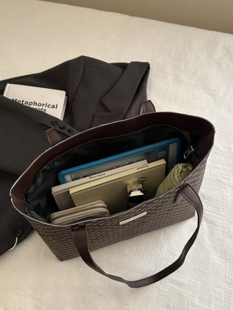 A New Fall And Winter Fashion Letter Print, Large Capacity Tote Bag. Zipper Opening, Lightweight Minimalist, Hardware Pendant Shoulder Bag. Suitable For Women's Daily Life Casual, Commuting, Work And Student Use, Tote Bags For School,College Essentials, New Fashionable Big Bags For Women - Image 24