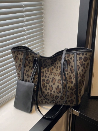 A New Fall And Winter Fashion Letter Print, Large Capacity Tote Bag. Zipper Opening, Lightweight Minimalist, Hardware Pendant Shoulder Bag. Suitable For Women's Daily Life Casual, Commuting, Work And Student Use, Tote Bags For School,College Essentials, New Fashionable Big Bags For Women - Image 38