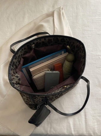 A New Fall And Winter Fashion Letter Print, Large Capacity Tote Bag. Zipper Opening, Lightweight Minimalist, Hardware Pendant Shoulder Bag. Suitable For Women's Daily Life Casual, Commuting, Work And Student Use, Tote Bags For School,College Essentials, New Fashionable Big Bags For Women - Image 42